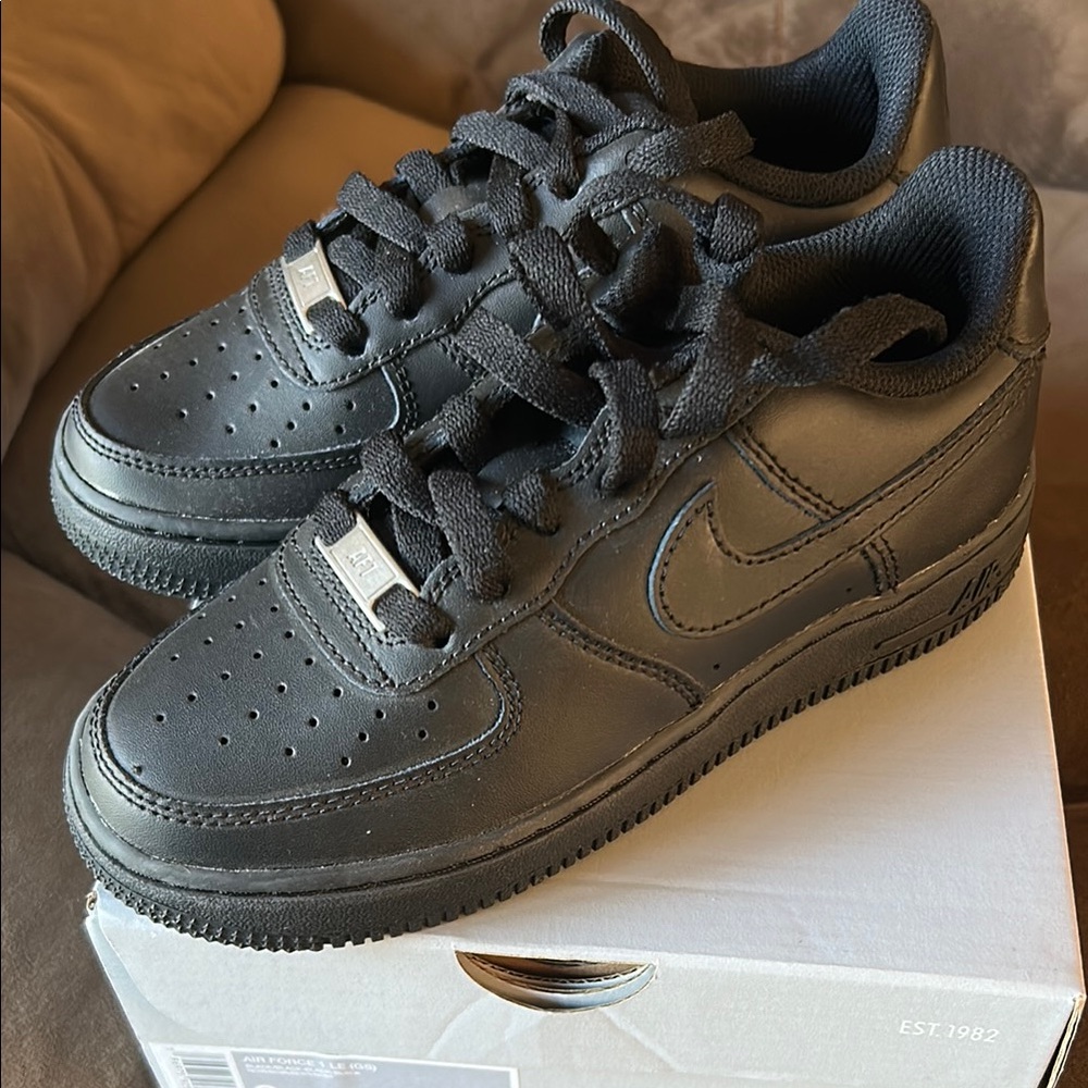 Black Nike Air Force 1 Sneakers NWT Sz Youth 2 - Picture 4 of 6
